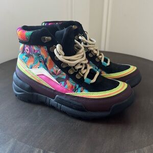 Inkkas Popinjay Trekk Boot - NWOT - Size 6 - Multicolour